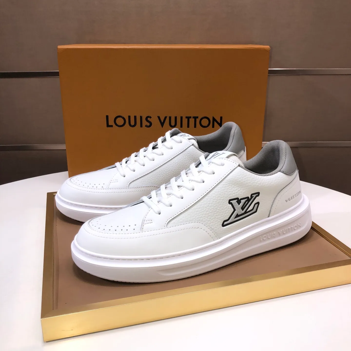 Factory batch 640💰original development, quality shipment, welcome to compare - LV sneaker series sports shoes introduce the loose silhouette of the ready-to-wear series into the spring and summer men's wear shows and make an eye-catching appearance. The cow leather upper is combined with rough fabric laces, and colorful beading highlights the brand's classic elements. LV letters mark the tongue and Monogram floral outsole. Mixed materials Made of top-grain cowhide, thick shoelace design, large Monogram print on the side, mesh lining and cotton feet, the comfort is as extreme as ever, premium heritage, quality first, worth owning! Size: Men’s 38-45 (45 is custom-made and cannot be returned or exchanged)